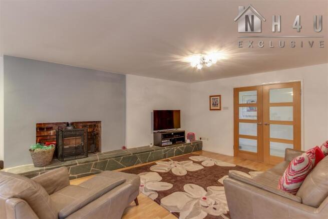 LOUNGE / DINING ROOM:
