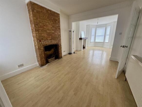 LOUNGE / DINING ROOM
