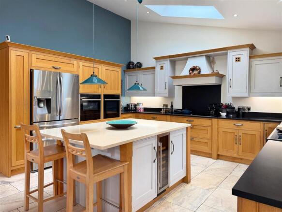 6 bed Detached for sale Image 4
