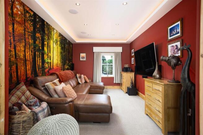 5 bed Detached for sale Image 11