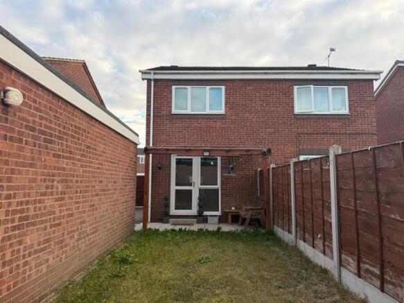 2 bed Semi-Detached to rent Image 11