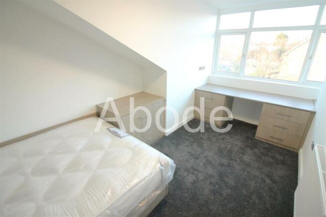 4 bed House to rent Image 5