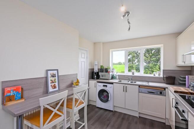 4 bed Detached to rent Image 7