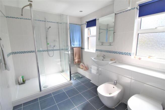 EN-SUITE SHOWER ROOM