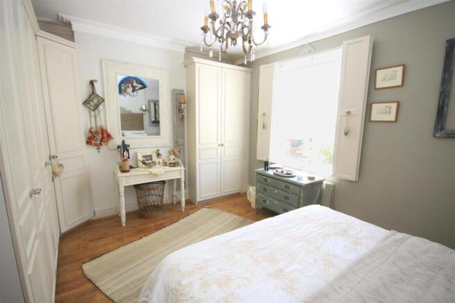 BEDROOM (FRONT)