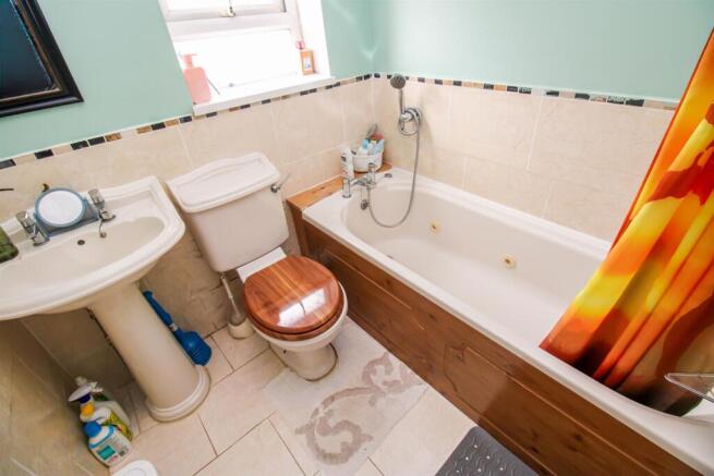 3 bed Semi-Detached for sale Image 8