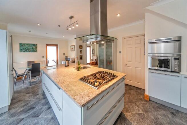 FAMILY DINING KITCHEN