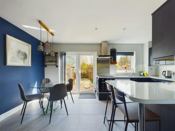KITCHEN/DINING ROOM