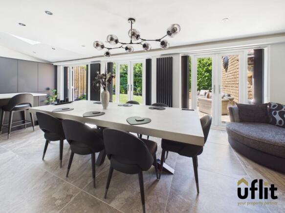 5 bed Detached for sale Image 7