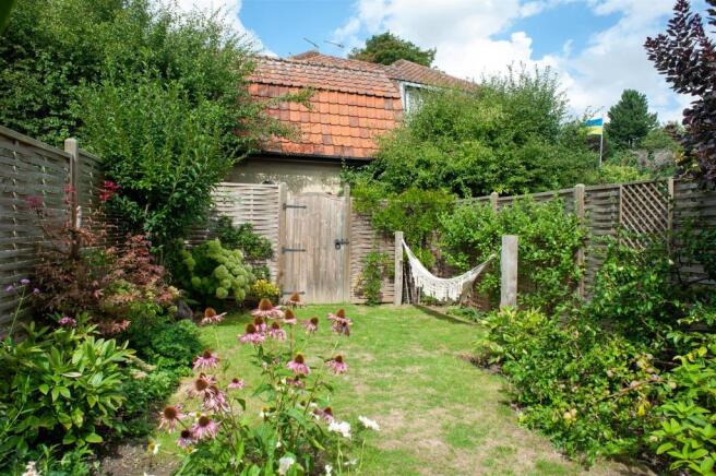 REAR GARDEN pic 2