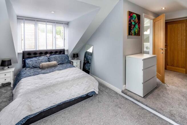 5 bed Detached for sale Image 6