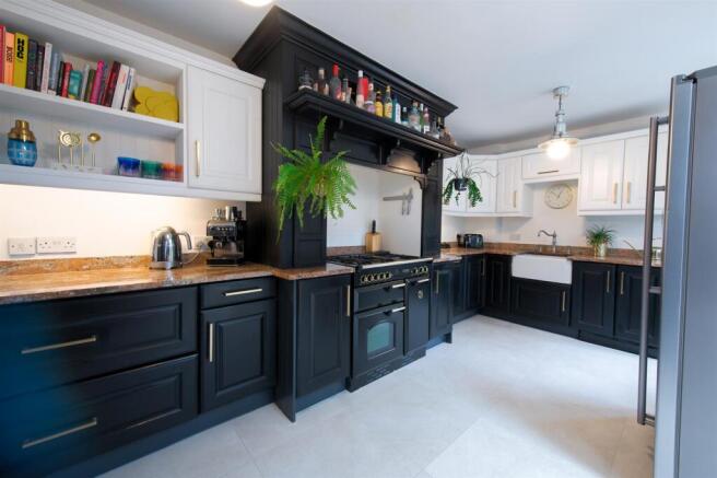5 bed Semi-Detached for sale Image 11