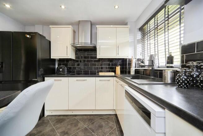 3 bed Semi-Detached for sale Image 4