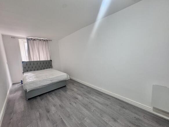 2 bed Apartment to rent Image 4
