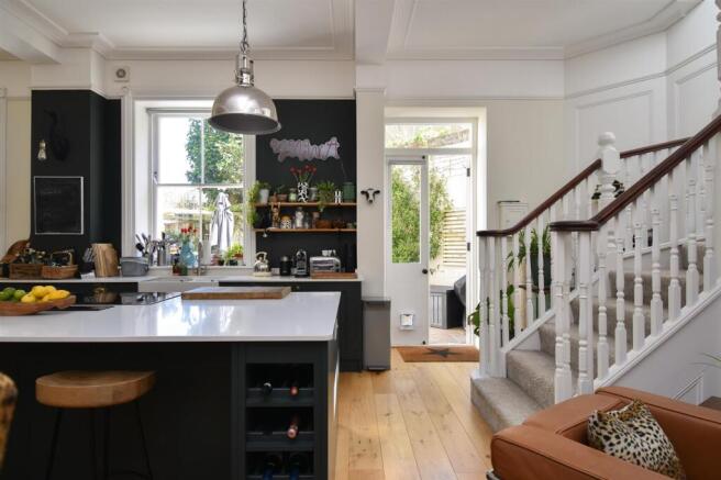 Open plan kitchen & living