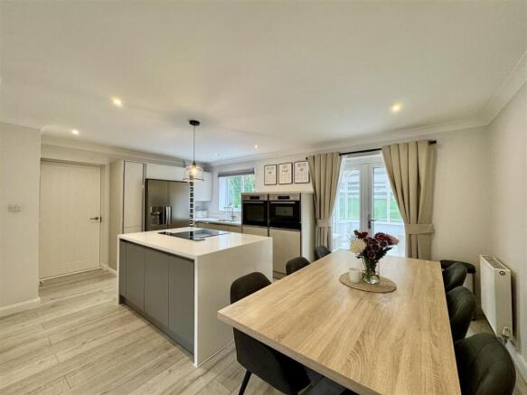 4 bed Link Detached House for sale Image 9