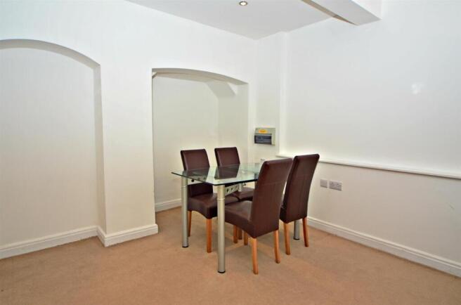 3 bed Apartment to rent Image 4