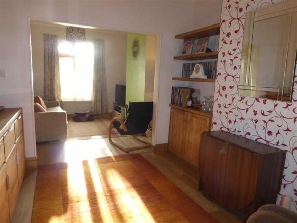 LOUNGE/DINING AREA