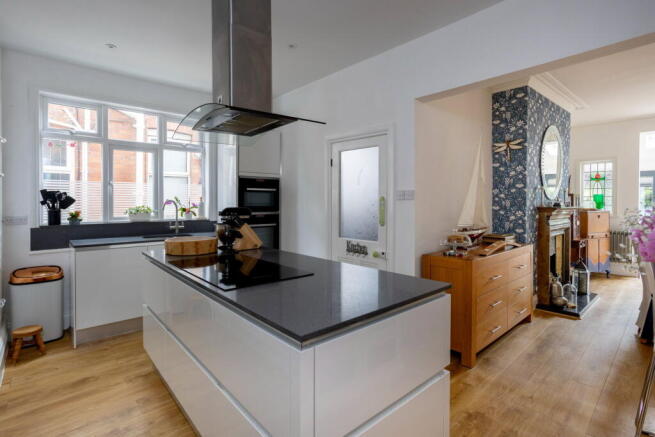 5 bed Town House for sale Image 6