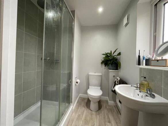 5 bed Detached to rent Image 8