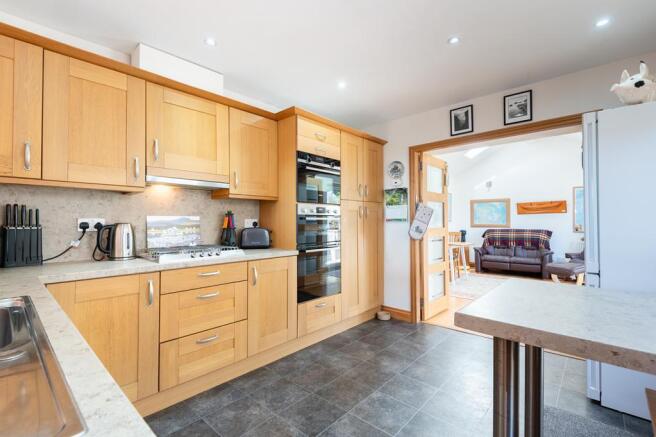 BREAKFASTING KITCHEN