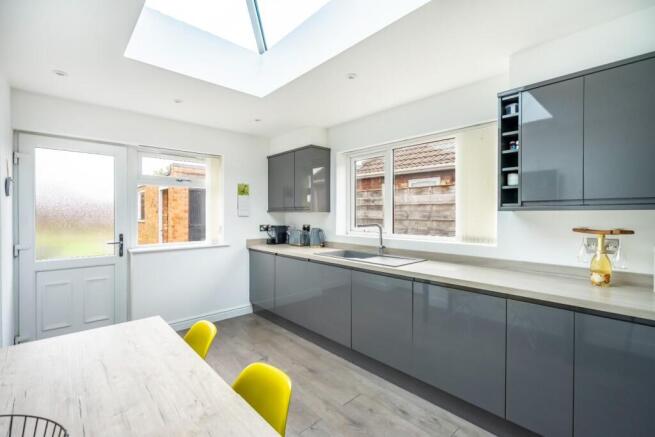 4 bed Semi-Detached Bungalow for sale Image 8