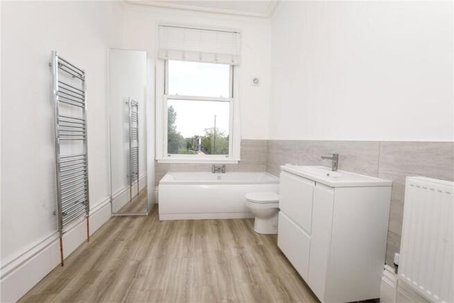 3 bed Apartment to rent Image 6