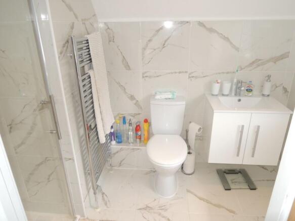 EN-SUITE SHOWER ROOM