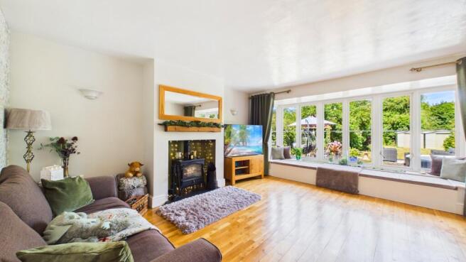 5 bed Detached for sale Image 4