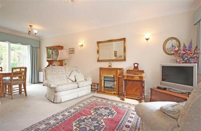 LIVING/DINING ROOM
