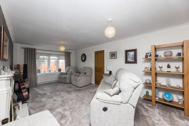 5 bed Detached for sale Image 9