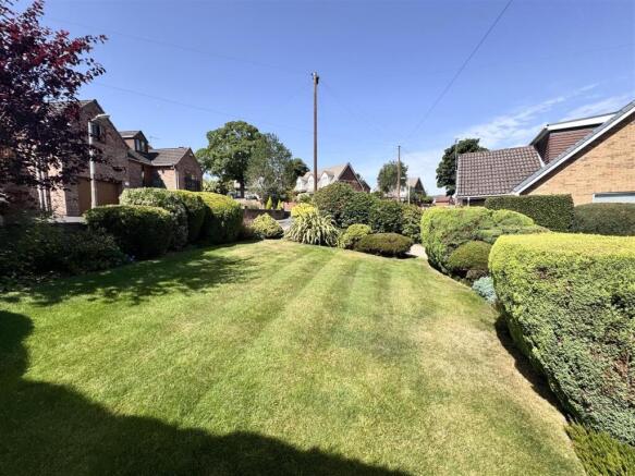 4 bed Detached Bungalow for sale Image 3