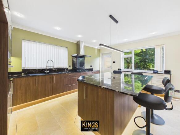 4 bed Detached for sale Image 10