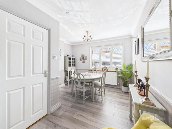 Dining Room/Bed 5