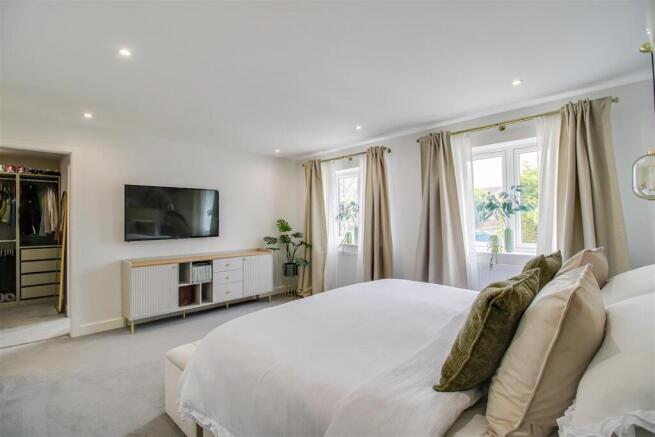 5 bed Detached for sale Image 10