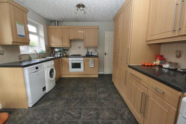 KITCHEN / DINING ROOM