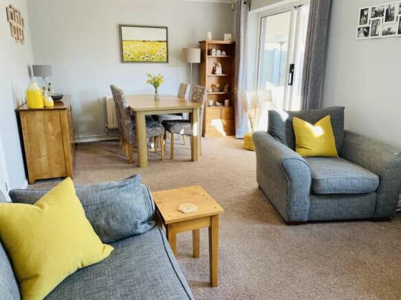 Lounge/Dining Room