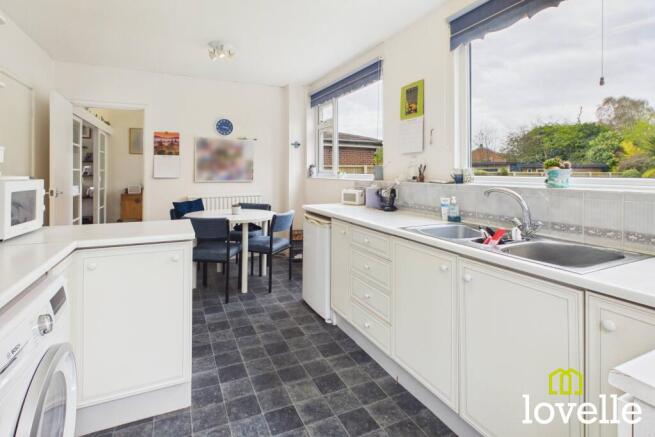 4 bed Detached for sale Image 8