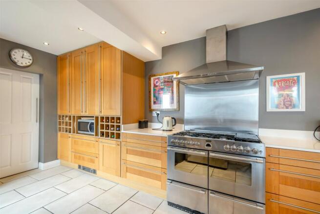 3 bed Flat for sale Image 3