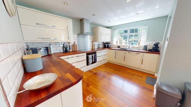 4 bed Detached for sale Image 6