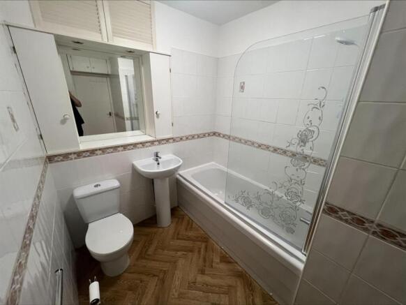 2 bed Flat to rent Image 12