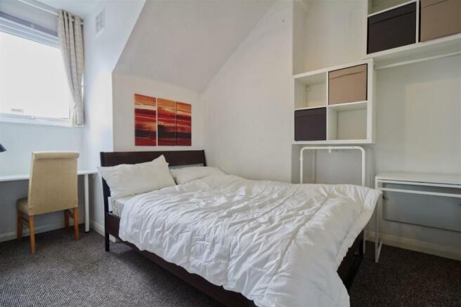 4 bed House to rent Image 7