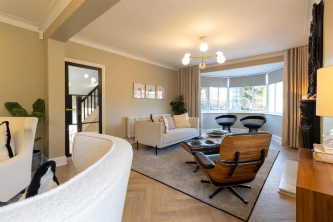 5 bed Detached for sale Image 11