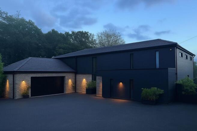 5 bed Detached for sale Image 4