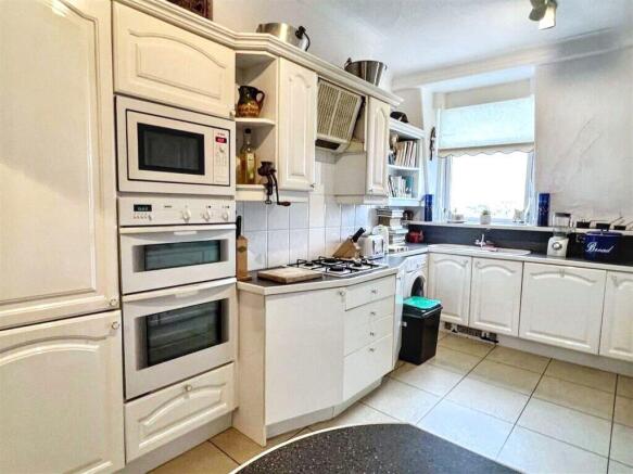 2 bed Apartment for sale Image 4