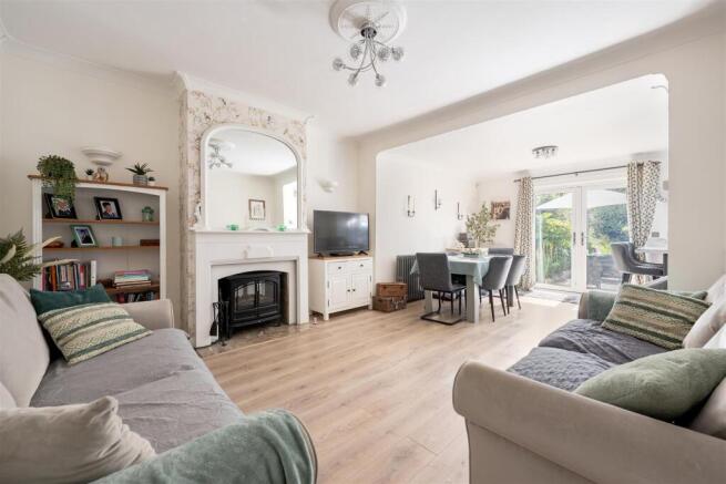 Hale End Road IG8
