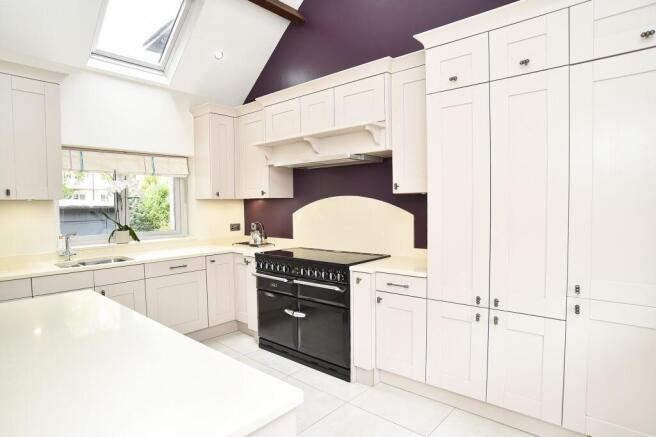 6 bed Detached for sale Image 11