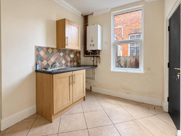 KITCHEN / UTILITY ROOM