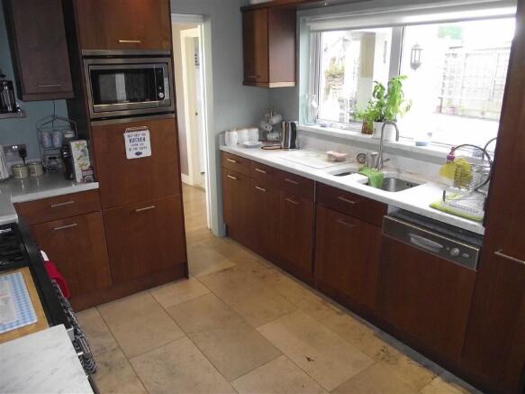 FITTED KITCHEN/BREAK