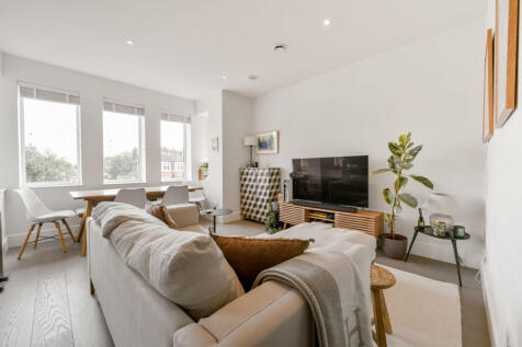 Gunnersbury Avenue, Ealing, London, W5